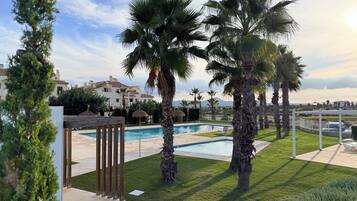 Una piscina al aire libre