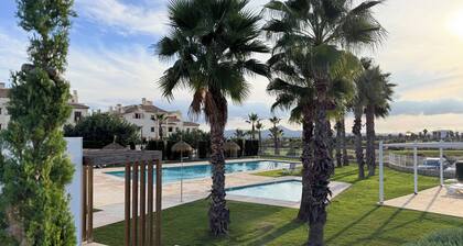 Appartement moderne et cosy | Golf, Piscine, Climatisation, Wi-Fi, 65'' Smart TV