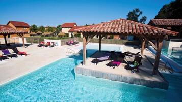 Hồ bơi ngoài trời