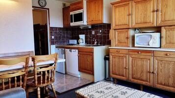 Fridge, microwave, dishwasher, coffee/tea maker