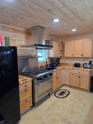 Fridge, microwave, oven, stovetop - Heart of Moosehead Lodge, 2-bedroom, 2 bath in Rockwood (Rockwood)