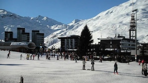 Snow and ski sports - Bright Studio Apartment Ski-in/ski-out Access Balcony With Slope Views (Les Belleville)