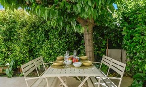 Outdoor dining - Apartment in Cannes Near Moure Rouge Beach (Cannes)
