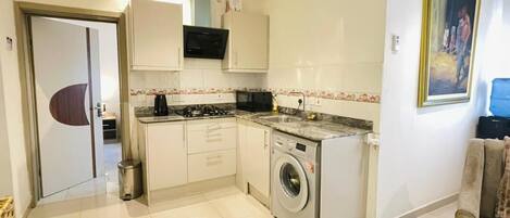 Een microgolfoven, een kookplaat