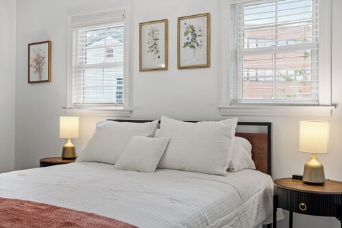 The Blue Door Bungalow. Walk to Duke Medical/VA.