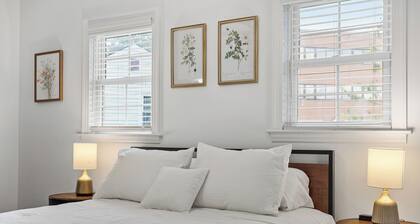 The Blue Door Bungalow. Walk to Duke Medical/VA.