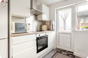 Private kitchen - 2 Bed House Amazing for holiday and short stays (Little Lever)