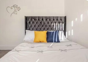 2 bedrooms, bed sheets - 2 Bed House Amazing for holiday and short stays (Little Lever)