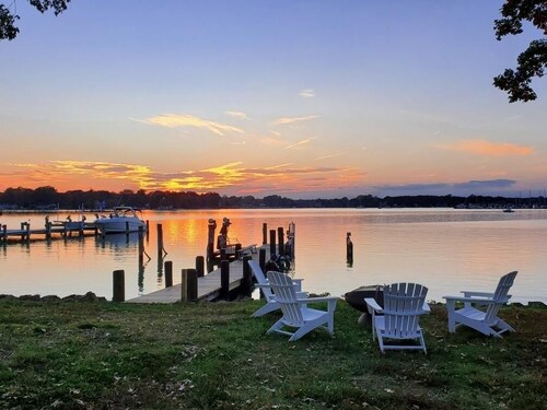 Sunset Cottage - West River Access and Views!