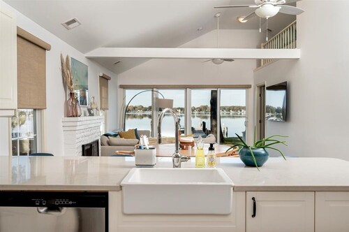 Sunset Cottage - West River Access and Views!