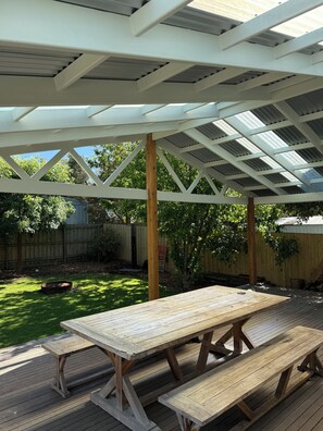 Outdoor dining - 3 Bedroom Beach House - 2 minute walk to the beach (Cape Woolamai)