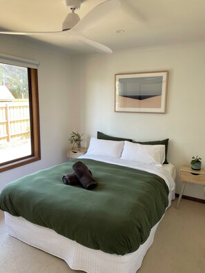 3 bedrooms, iron/ironing board, WiFi, bed sheets - 3 Bedroom Beach House - 2 minute walk to the beach (Cape Woolamai)