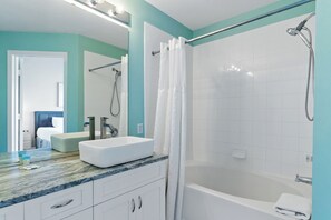Shower, hair dryer, towels, soap - Pool home in gated community 15 minutes to Disney 5 minutes to shops & food (Kissimmee)