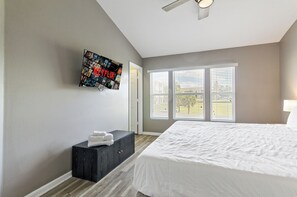 3 bedrooms, iron/ironing board, WiFi, bed sheets - Pool home in gated community 15 minutes to Disney 5 minutes to shops & food (Kissimmee)