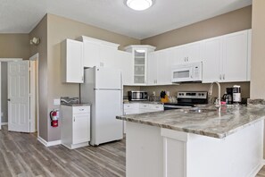 Private kitchen - Pool home in gated community 15 minutes to Disney 5 minutes to shops & food (Kissimmee)