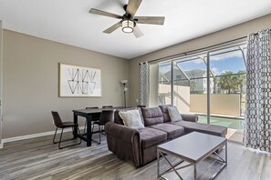 Living area - Pool home in gated community 15 minutes to Disney 5 minutes to shops & food (Kissimmee)