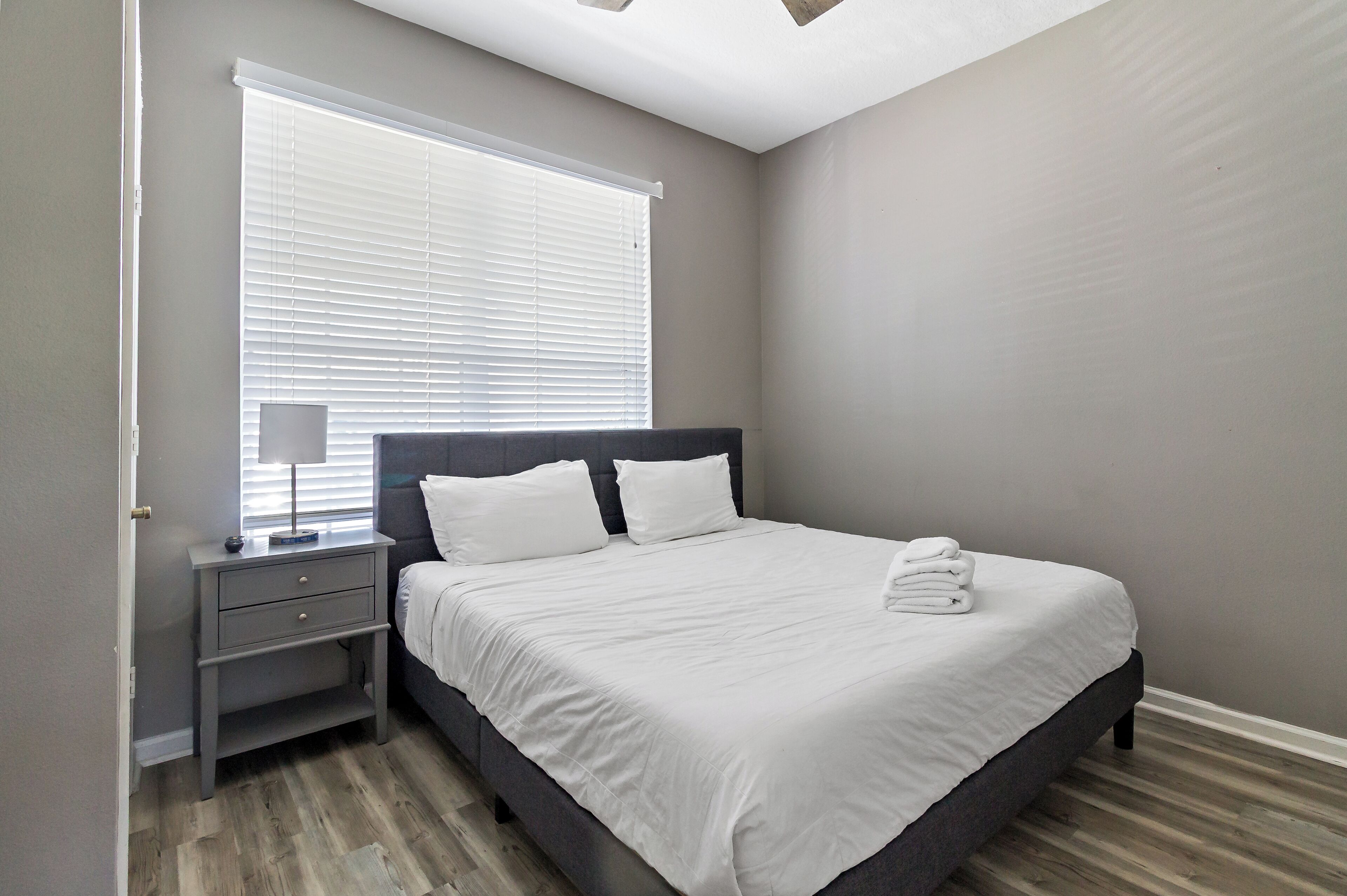 3 habitaciones, tabla de planchar con plancha, wifi y ropa de cama 