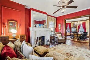 Smart TV, lareira, livros