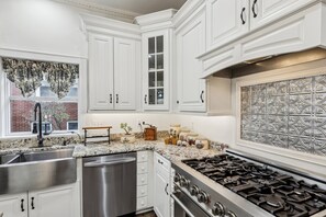 冰箱、微波炉、烤箱、炉灶