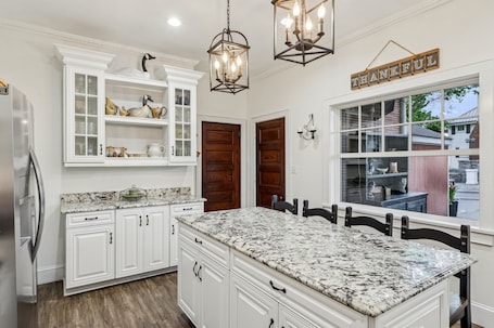 Fridge, microwave, oven, stovetop. Welcome to Grand Victorian on Main!