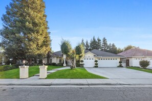 Exterior - Corporate & Family Retreat – Seven Oaks Pool Home (Bakersfield)