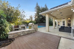 Terrace/patio - Corporate & Family Retreat – Seven Oaks Pool Home (Bakersfield)