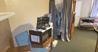 Charming Studio Near Yosemite with Fitness Room