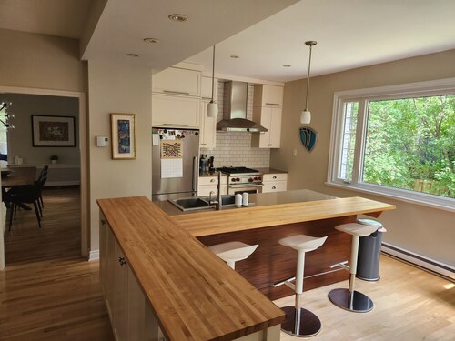 Large, light-filled house ideally located (5 months minimum)