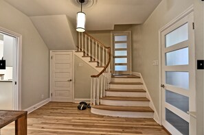 Interior - Large, light-filled house ideally located (5 months minimum) (Québec)