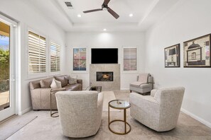 Smart TV, fireplace - Desert Oasis: Close to Pools, Golf and Coachella! (La Quinta)