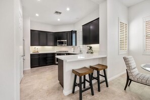 Fridge, microwave, oven, stovetop - Desert Oasis: Close to Pools, Golf and Coachella! (La Quinta)