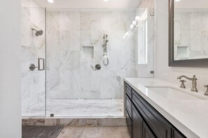 Dusche, Haartrockner, Seife, Toilettenpapier