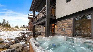 Outdoor spa tub - Luxury Year Round Deer Valley, Jordanelle Retreat Sleeps 10, Hot Tub, Games Room (Heber City)