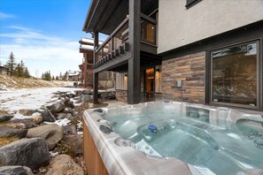 Outdoor spa tub - Large Luxury Deer Valley East Getaway Sleeps 10, Hot Tub, Steam Shower (Heber City)