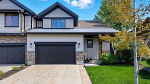 A modern two-story house with a garage, stone accents, and a well-maintained lawn. - Luxury Year Round Deer Valley, Jordanelle Retreat Sleeps 10, Hot Tub, Games Room (Heber City)