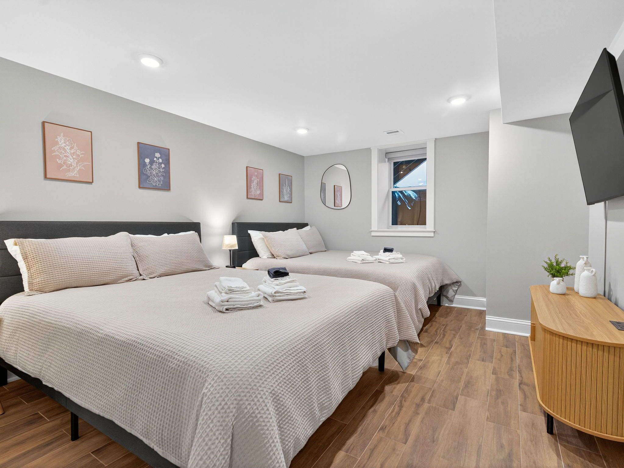 3 habitaciones, tabla de planchar con plancha y cuna de viaje 