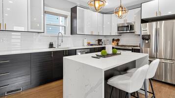 Frigorifero, microonde, forno, piano cottura