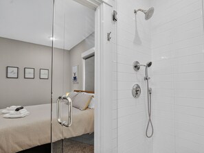 Doccia, asciugacapelli, asciugamani, sapone