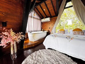 2 bedrooms, desk, free WiFi, bed sheets - Chalet with Hot Tub and Nature View – Near Florianópolis (São Pedro de Alcântara)