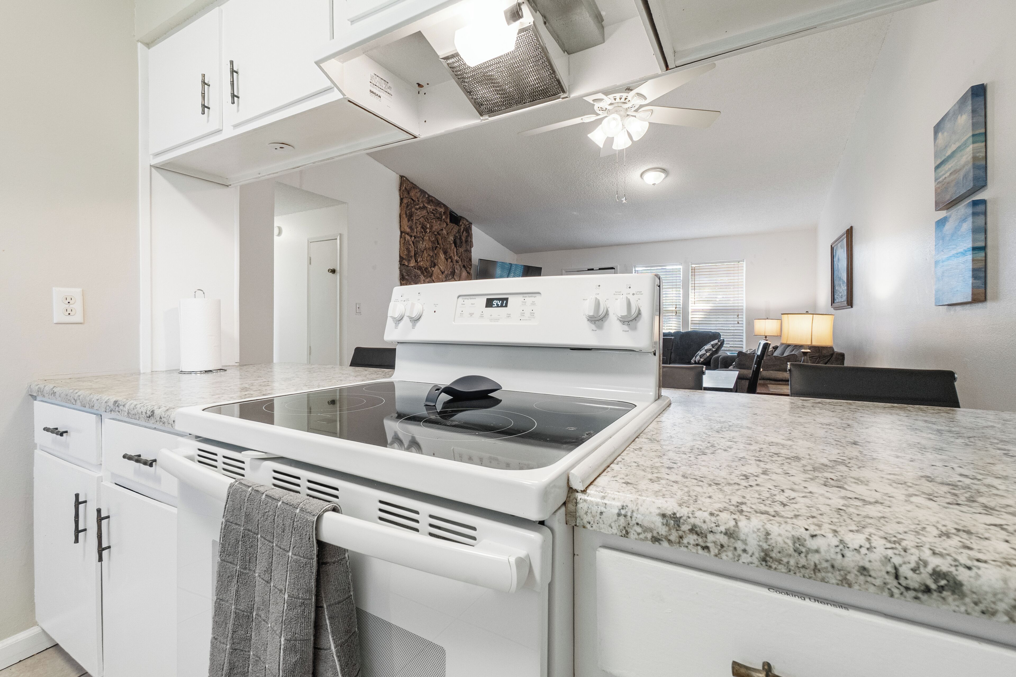 Kjøleskap, mikrobølgeovn, ovn og kokeplater