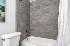 Haartrockner, Handtücher, Seife, Toilettenpapier