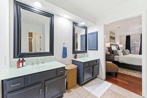 4 bedrooms, iron/ironing board, free WiFi, bed sheets - World Cup HQ - pool + game rm+ fast wi-fi+ easy stadium access (Mableton)