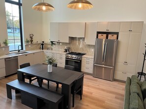 Frigorífico, microondas, horno y placa de cocina