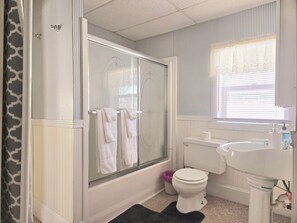 Sèche-cheveux, serviettes fournies, savon, shampoing