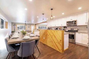 Coffee/tea maker, fridge, microwave, oven - Steps to snowplay, Spa, Billiards, Arcade (Big Bear Lake)