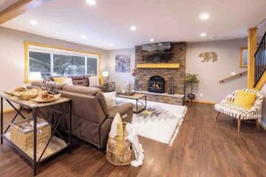 TV, fireplace - Steps to snowplay, Spa, Billiards, Arcade (Big Bear Lake)