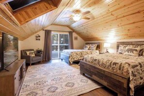 5 bedrooms, iron/ironing board, WiFi, bed sheets - Steps to snowplay, Spa, Billiards, Arcade (Big Bear Lake)