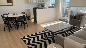 Un appartement moderne comprenant un coin repas, une cuisine et un espace de vie.