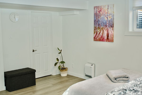 1 habitación, tabla de planchar con plancha, wifi gratis y ropa de cama