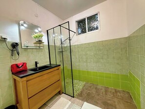 مجففات شعر، مناشف، صابون، ورق حمّام